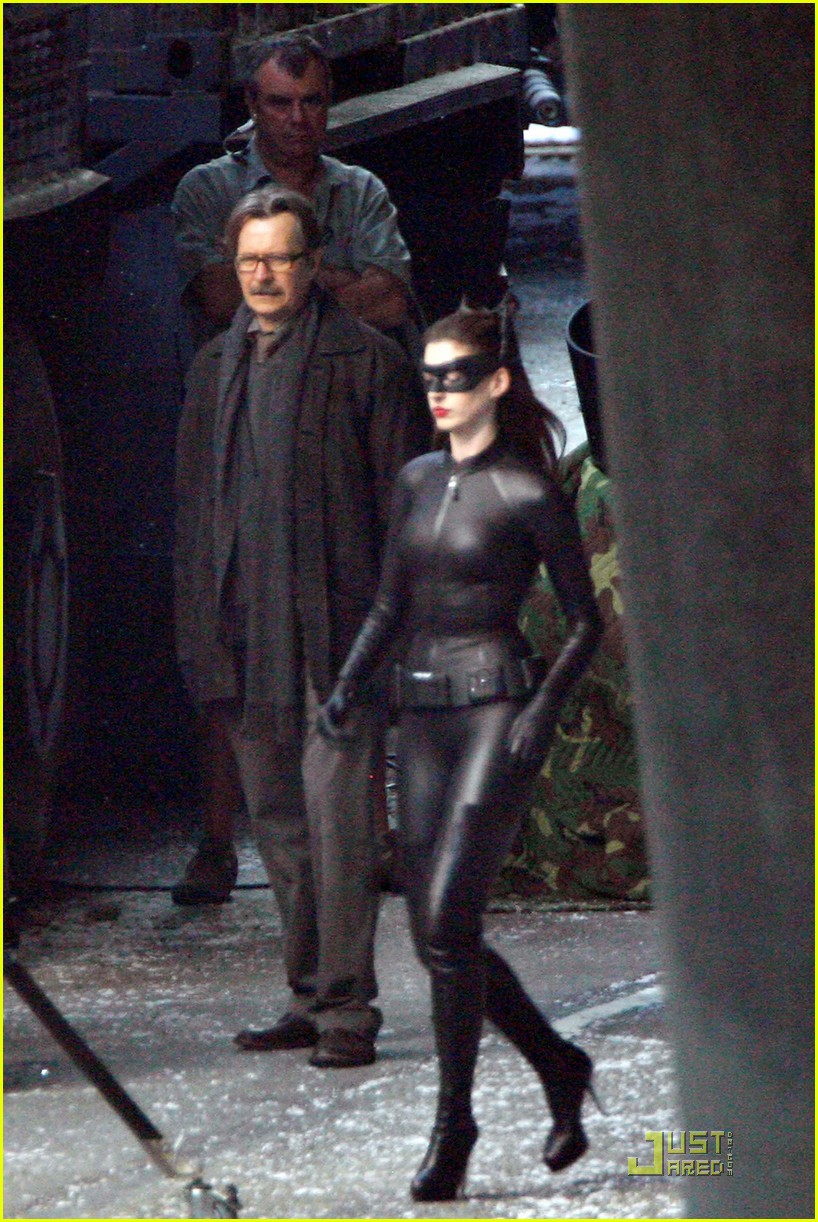 First Full Look: Anne Hathaway in Costume from THE DARK KNIGHT RISES Set